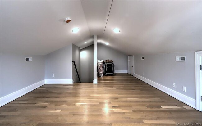 Building Photo - 310 Colony St