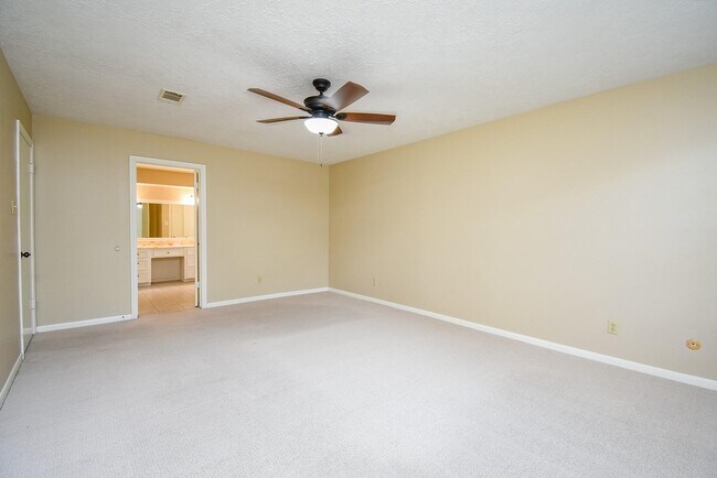 Building Photo - 910 Shillington Dr