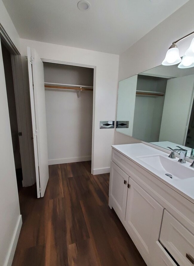 Building Photo - Nicely updated 2 bedroom/2bath condo