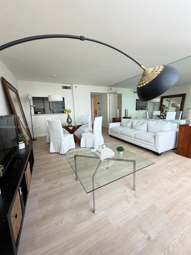 Building Photo - 540 Brickell Key Dr