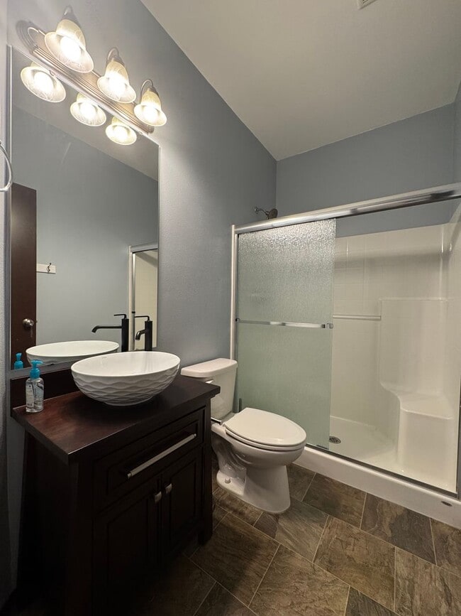 Building Photo - Spacious 5-Bedroom Home with Bonus Living ...
