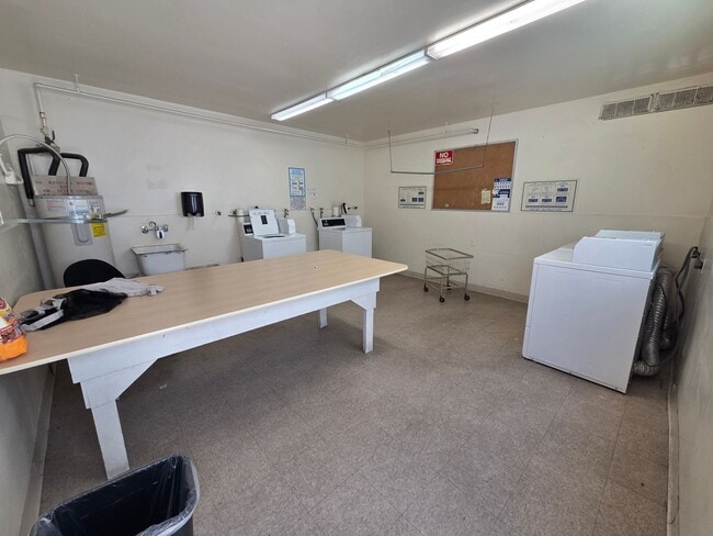 Building Photo - MOVE IN SPECIAL! Move in before August 1, ...