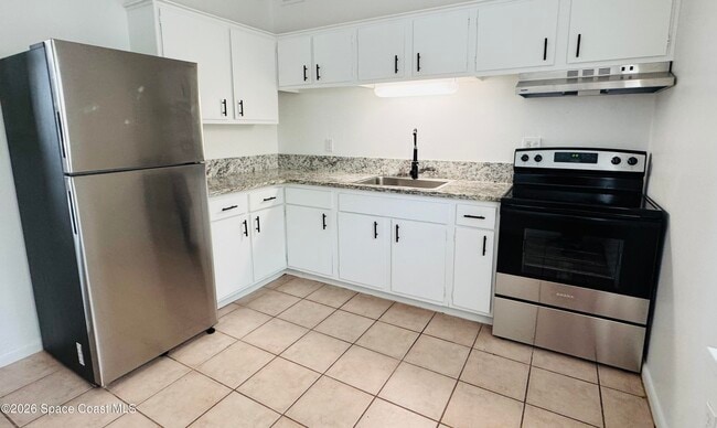 Building Photo - 39 Cedar Ave