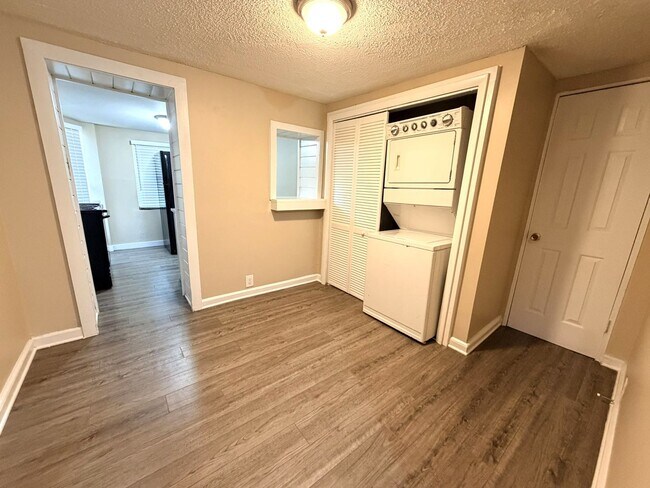 Building Photo - Downstairs 2BR/1BA Riverside Duplex Apartment