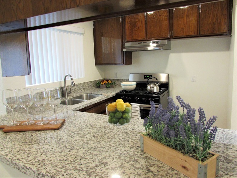 Building Photo - 557 W Stocker St