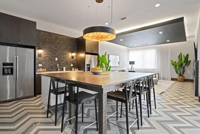 Building Photo - 775 Juniper St NE