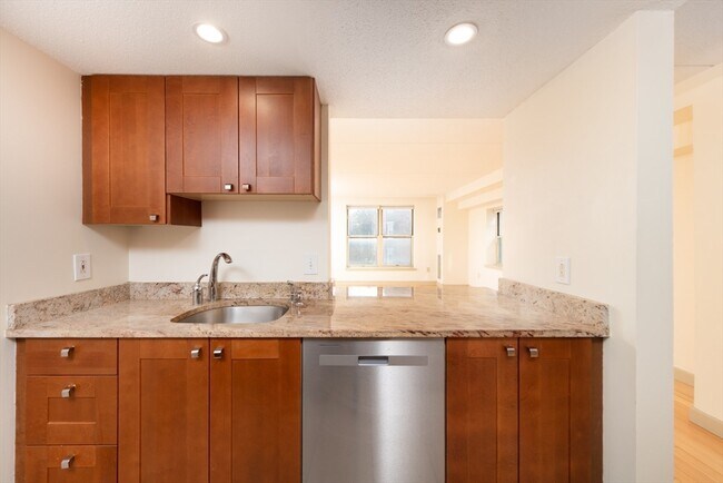 Building Photo - 108 Peterborough St