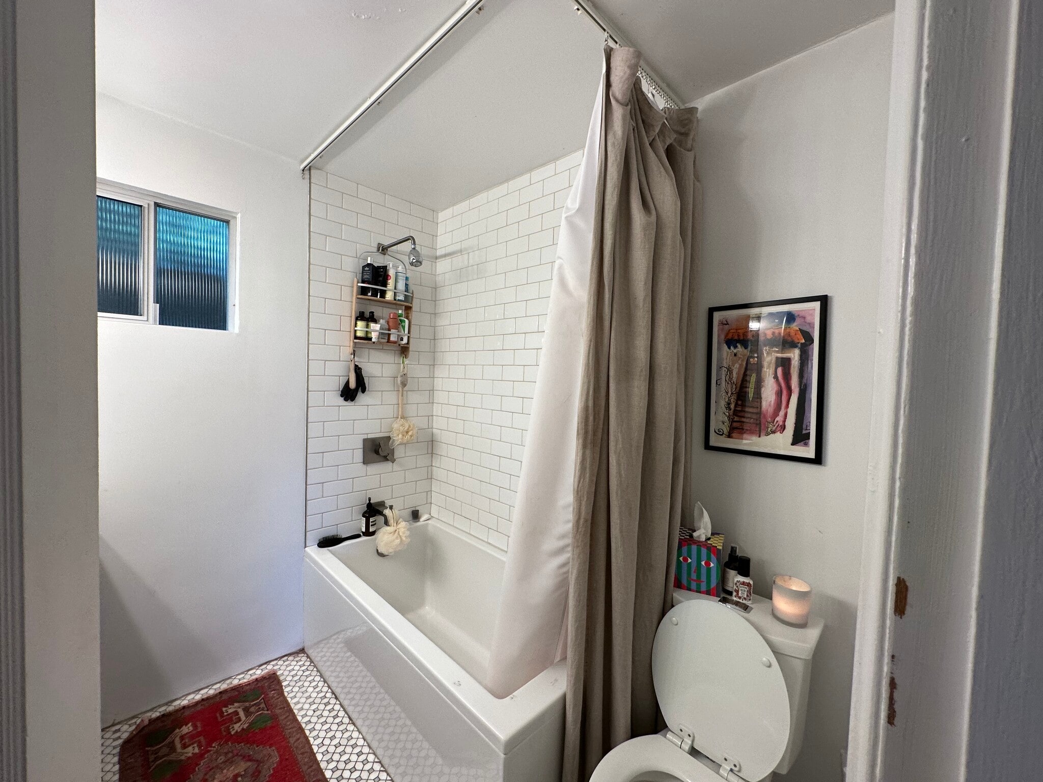 Shower and bathtub - 2017 Rosilla Pl