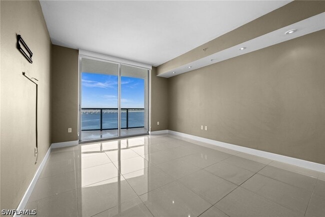 Building Photo - 3000 Oasis Grand Blvd