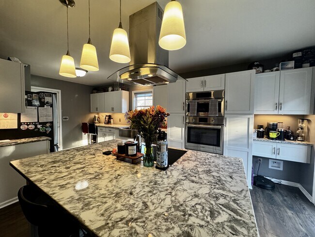 Building Photo - 211 Hidden Oaks Dr