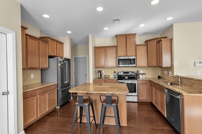 Building Photo - Large fenced yard corner lot - 4 Bedroom home in Moss Grove Plantation