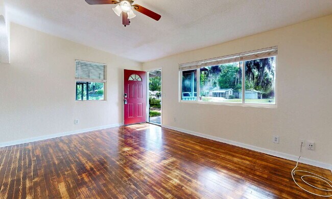 Building Photo - "Cozy 3-Bedroom Gem with a Gated Private B...