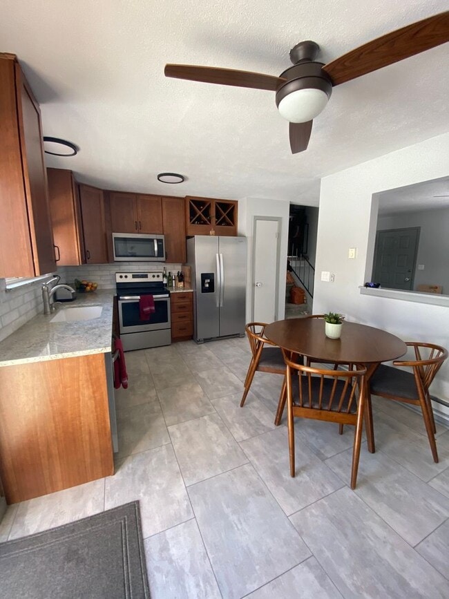 Building Photo - 1144 Maple Dr