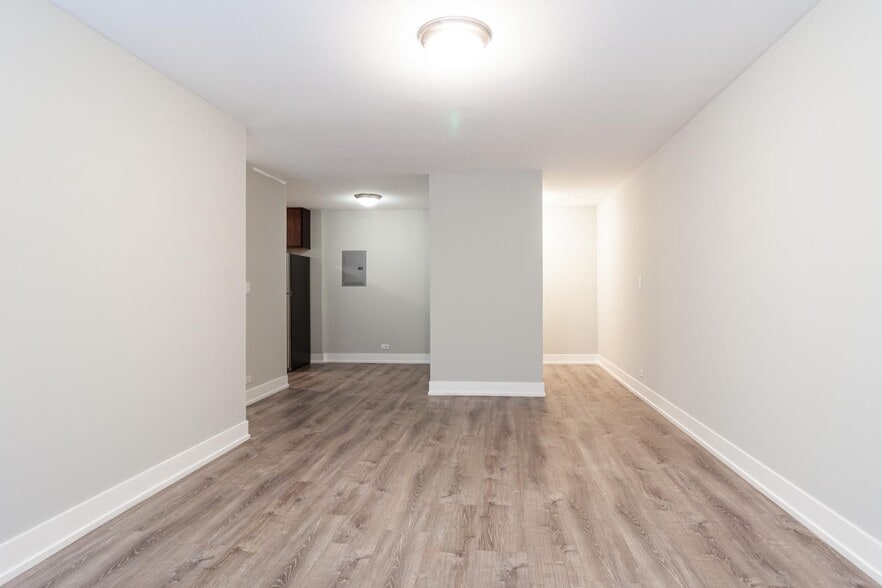Building Photo - 530 W Surf St