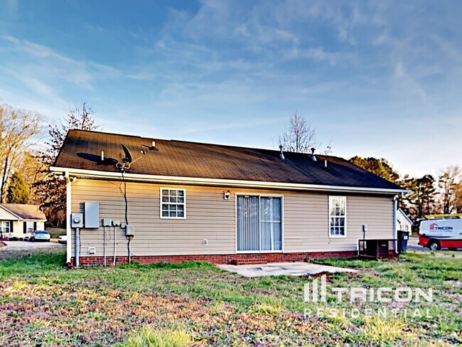 Building Photo - 6530 Lynmont Dr