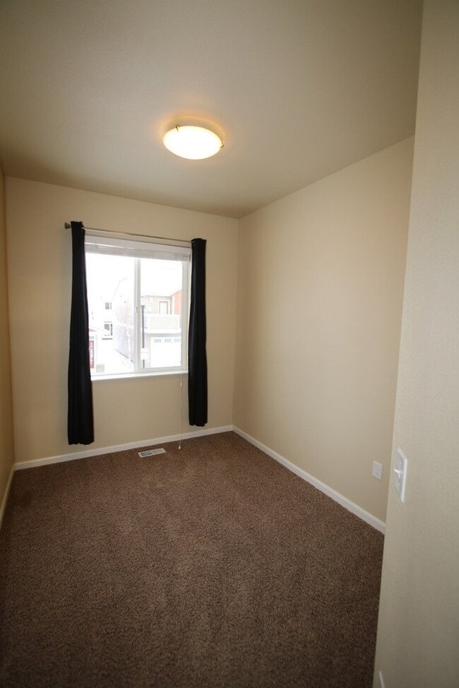 Building Photo - 3 Bedroom Condo close to JBER!