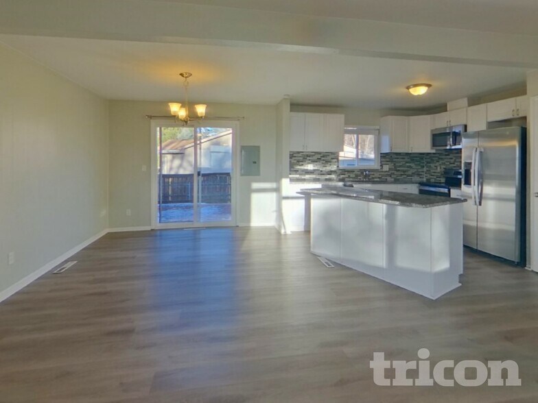 Building Photo - 4985 Montebello Dr