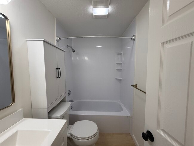 Building Photo - 2 Greenbriar Dr