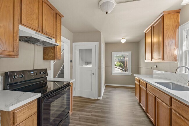 Building Photo - Private Room in Spacious 7-Bedroom, 3-Bath...