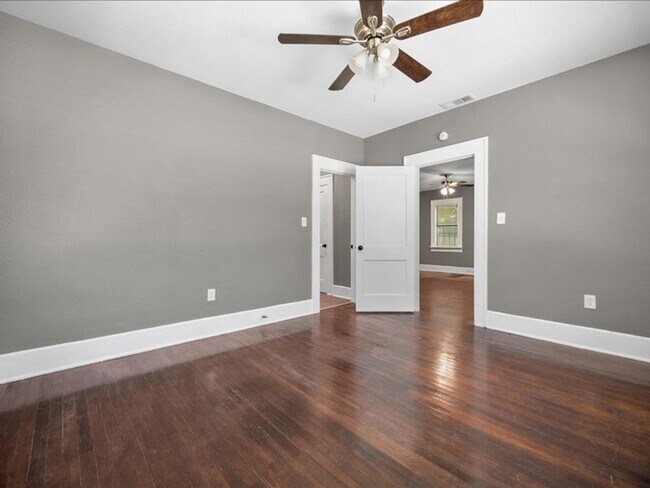 Building Photo - Recently Renovated Fort Worth Charmer