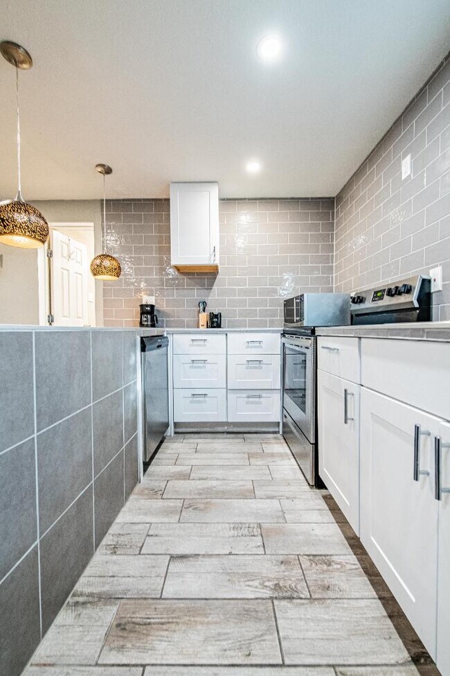 Building Photo - 704 Pacific Ave SW