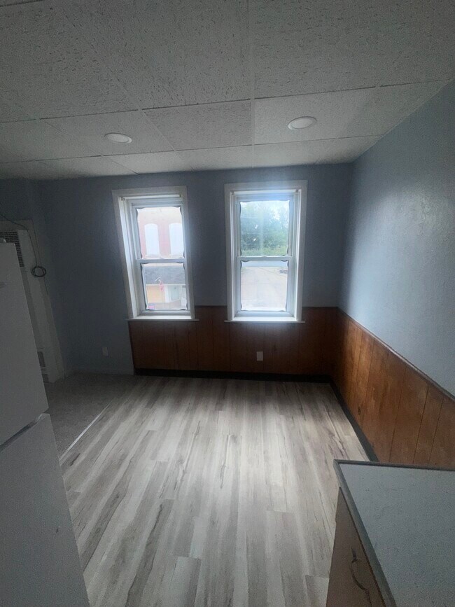 Building Photo - 204 W  Washington st apt 2