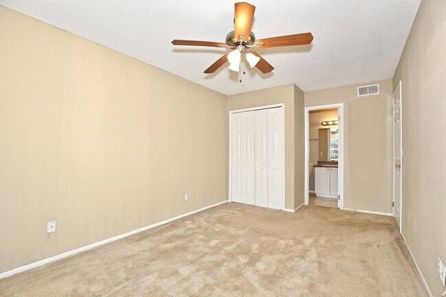 Building Photo - Beautiful 2/2 Condo with Full Lawn Care Included Located in Hawthorne Village – Orlando!