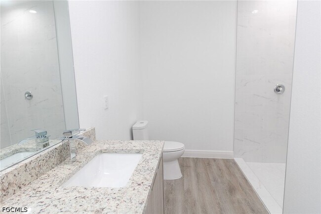 Building Photo - 1123 Deauville St E