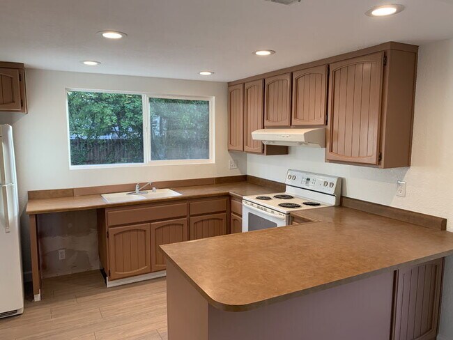 Building Photo - Recently remodeled home a short walk from Cameron Park Lake for rent!