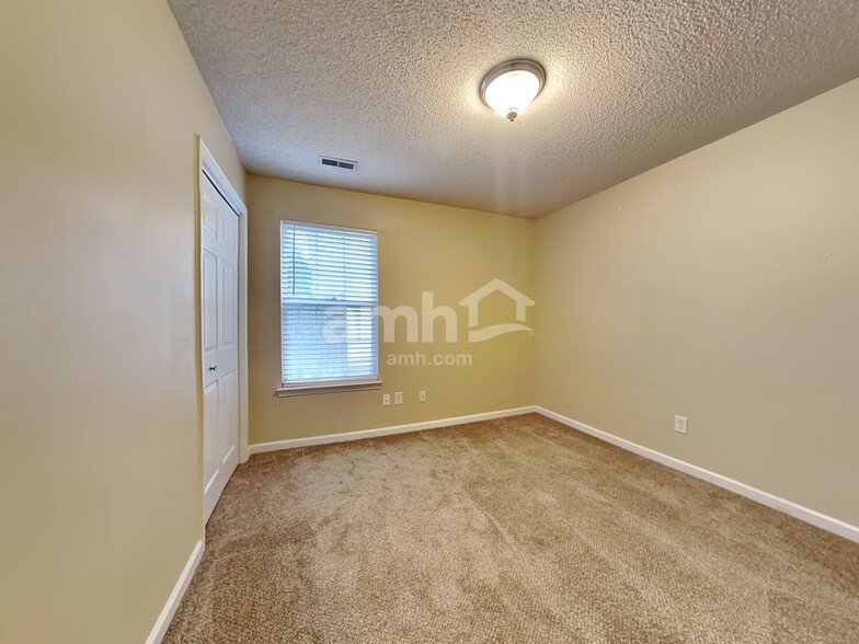 Building Photo - 136 Trickle Dr