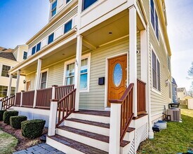 Building Photo - Spacious 3BR End-Unit Townhome with Finished Basement & Tandem Parking