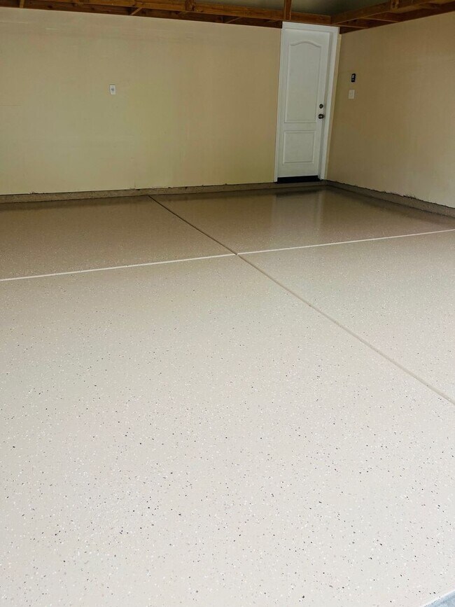 Building Photo - Beautiful, freshly renovated home in Avalo...