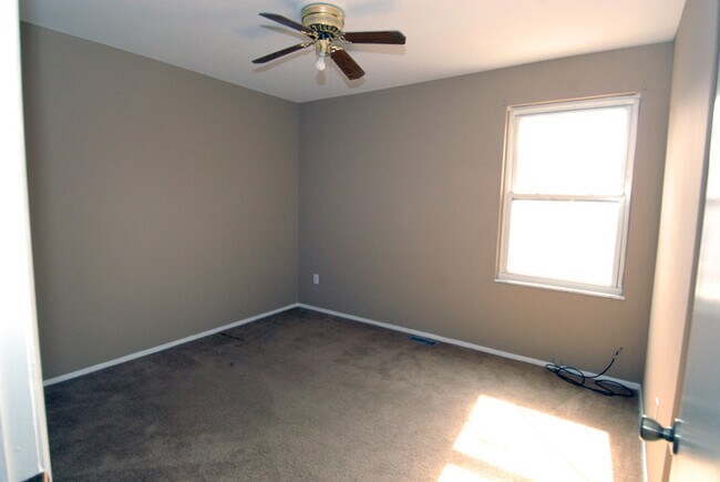 Building Photo - 10 Jenny Lind Dr