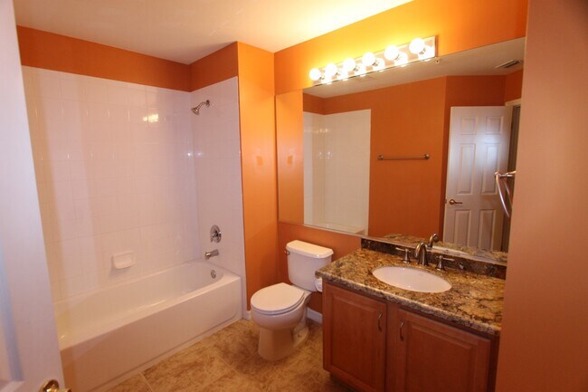Building Photo - 1056 Hampton Cir