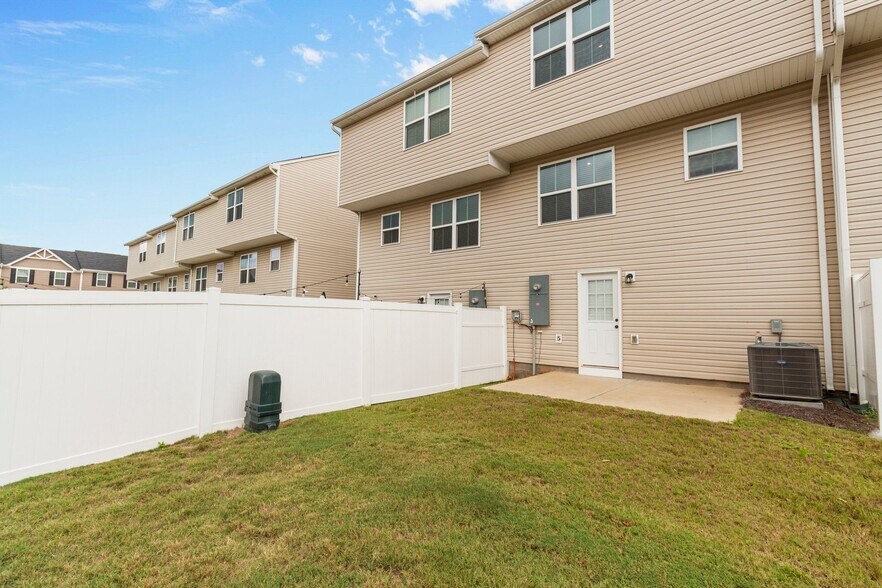 Building Photo - 6332 Cutwater Cir