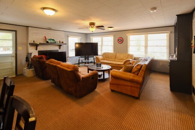 Building Photo - 1380 Ivywood Dr