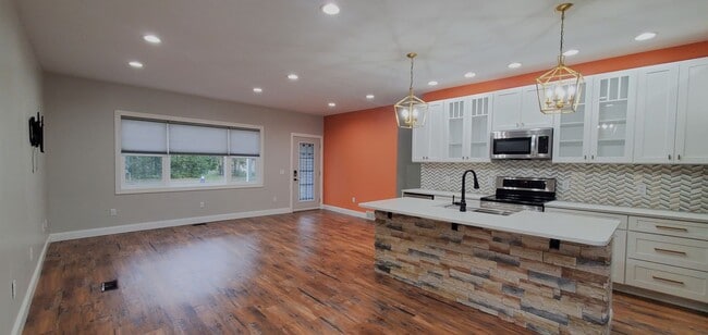 Building Photo - 4-bedroom 3-bathroom home minutes to Downt...