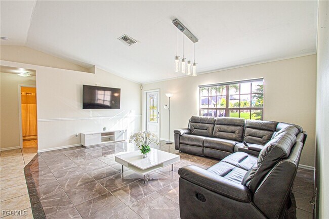 Building Photo - 2144 SW 19th Ave