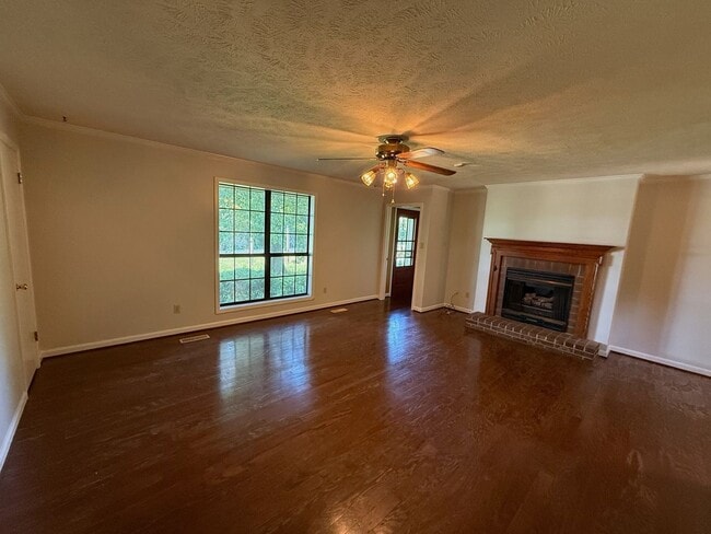 Building Photo - 102 Hickory Hill Dr