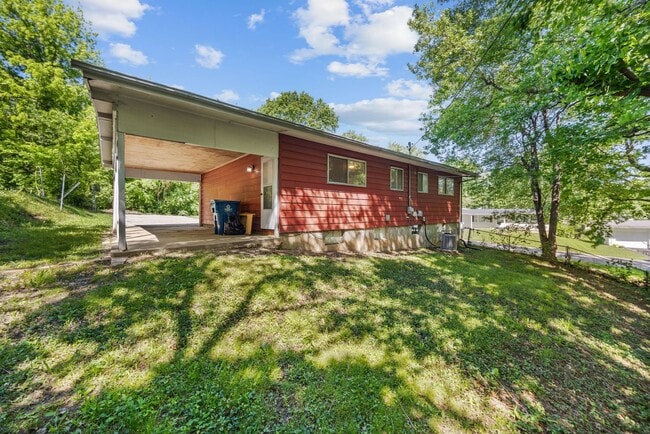 Building Photo - 10216 Green Valley Dr