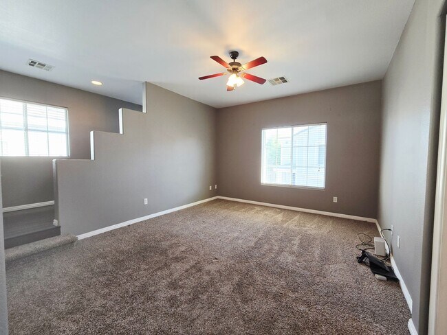 Building Photo - 3 BEDROOM & 2.5 BATH TOWNHOME LOCATED IN GREEN VALLEY  HENDERSON