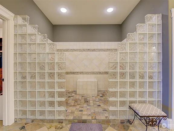 Building Photo - "Spacious 2-Bed, 3-Bath Sanctuary in Tacoma's Heart – 3,243 Sq Ft of Luxury Living!"