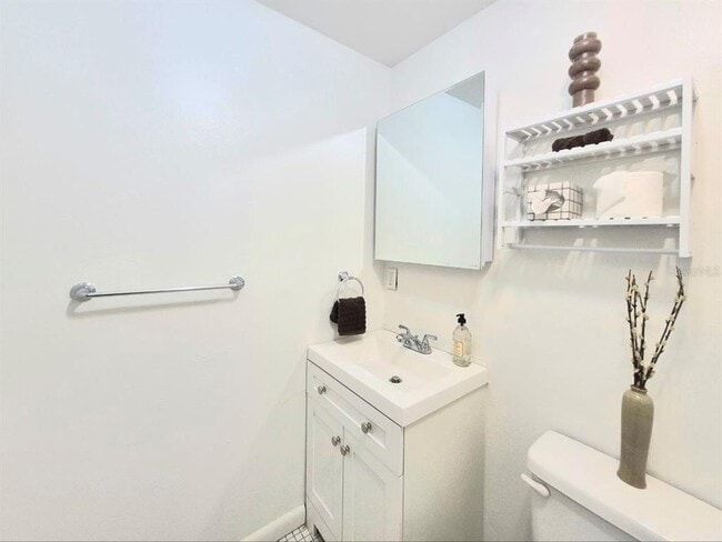 Building Photo - 2408 W Cypress St