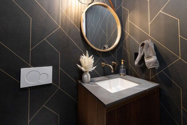 Building Photo - Modern Luxury Rental with Unobstructed Flatiron Views