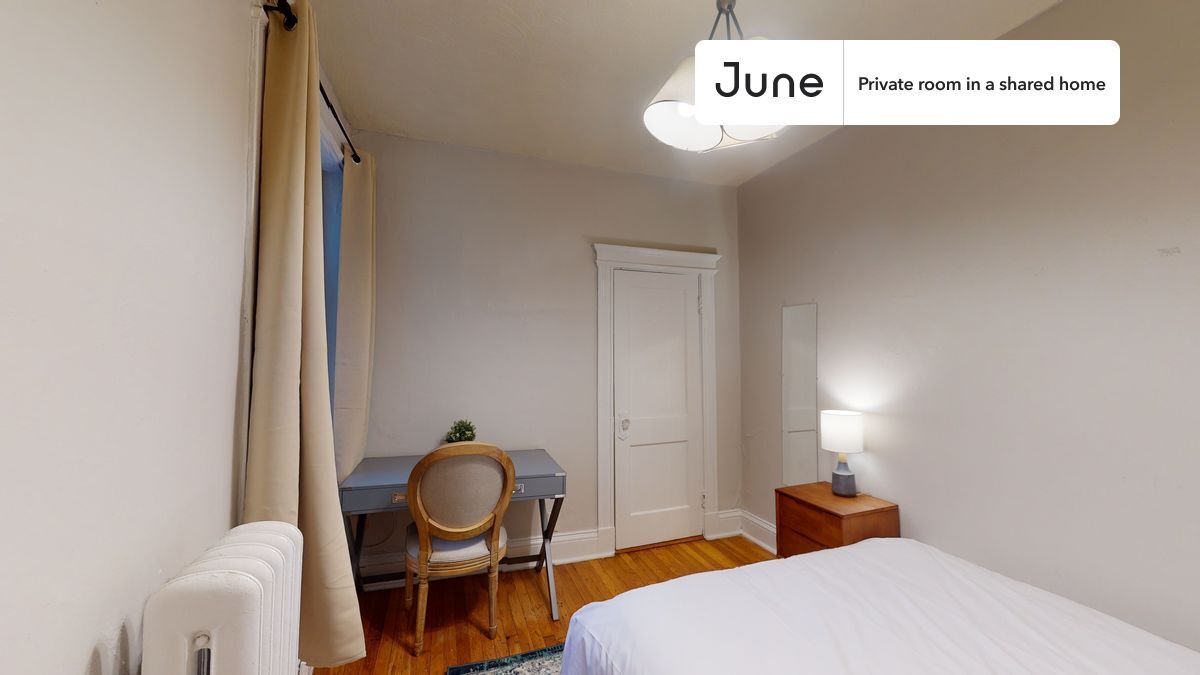 Building Photo - Private bedroom in 3 bed/1 bath Home