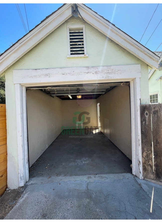 Building Photo - Charming 2 Bedroom Home Available Near Dow...