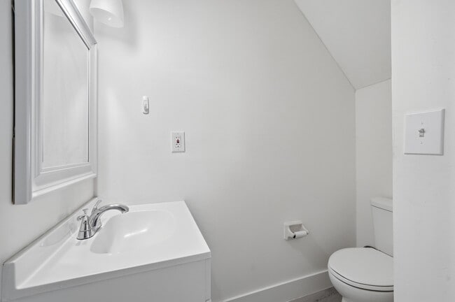 Building Photo - 622 SW 7th Ave