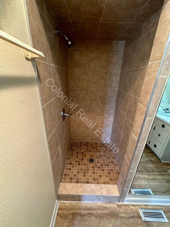 Building Photo - Gorgeous Multi-story Townhouse with Washer...