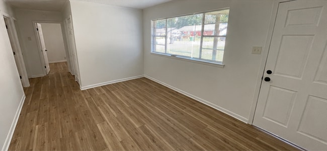 Building Photo - 3 Bedrooms • 2 Bathrooms • $1,275/mo