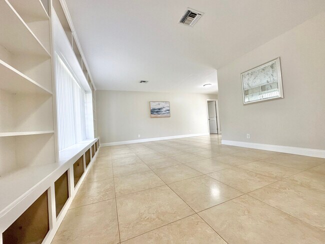 Building Photo - 1900 Curling Ave